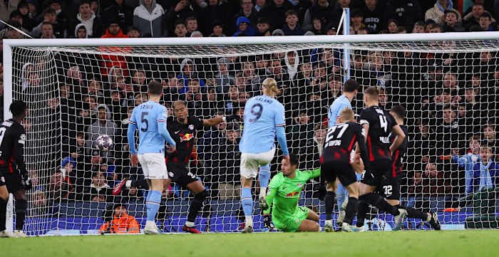 Erling Haaland marcando uno de los cinco goles que le hizo al RB Leipzig en Champions League